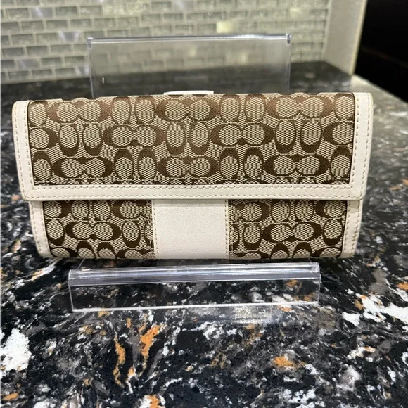 COACH Signature Wallet - Picture 2 of 9